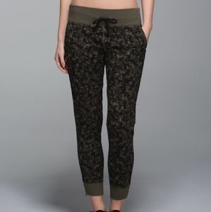 Lululemon Size 6 No Sweat Pant Mystic Jungle Fatigue Green Black / Fatigue Green
